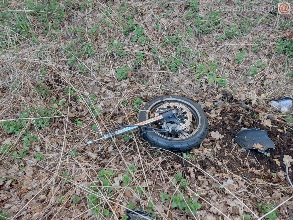 U sąsiadów. Motocykl rozpadł się na części