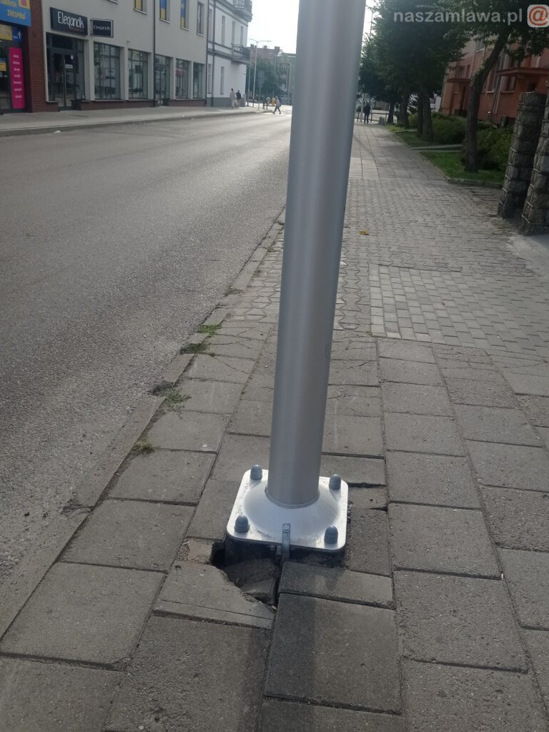 Tylko czekać aż latarnia się pochyli