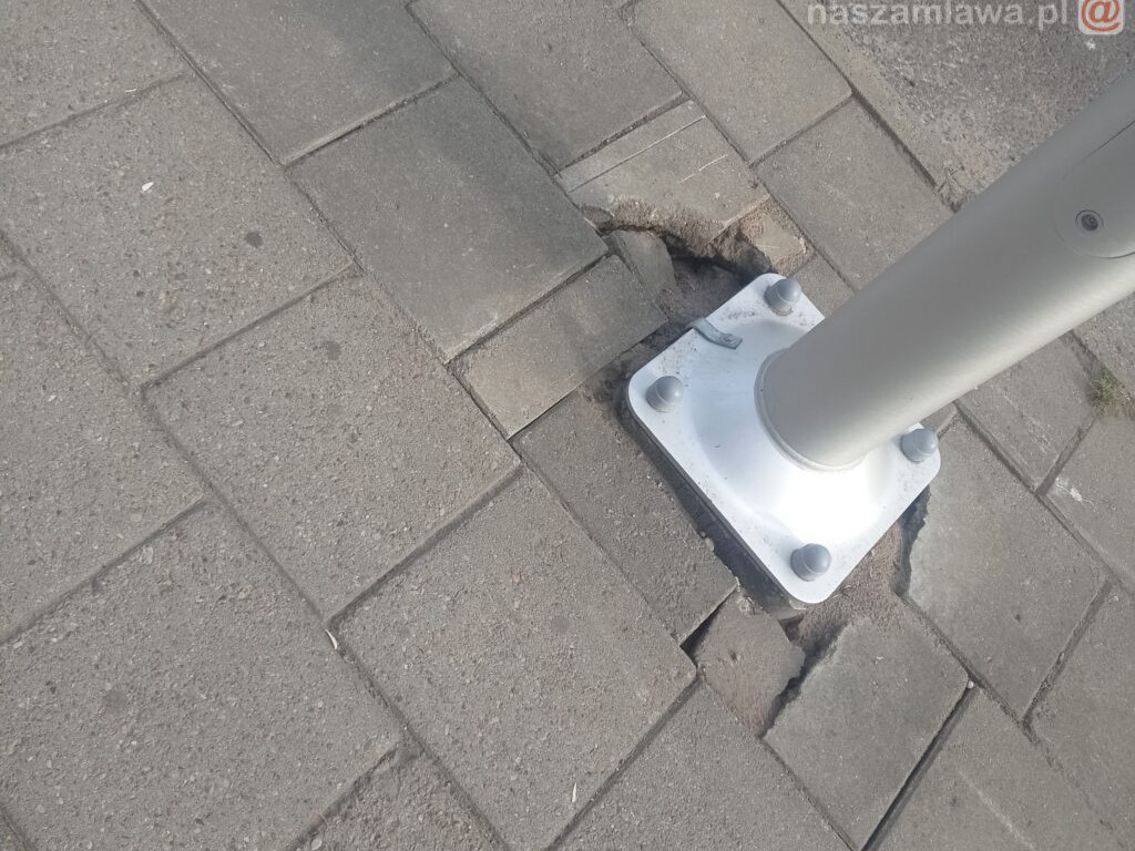 Tylko czekać aż latarnia się pochyli