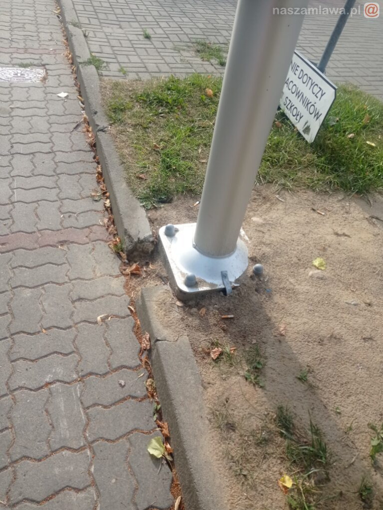 Tylko czekać aż latarnia się pochyli