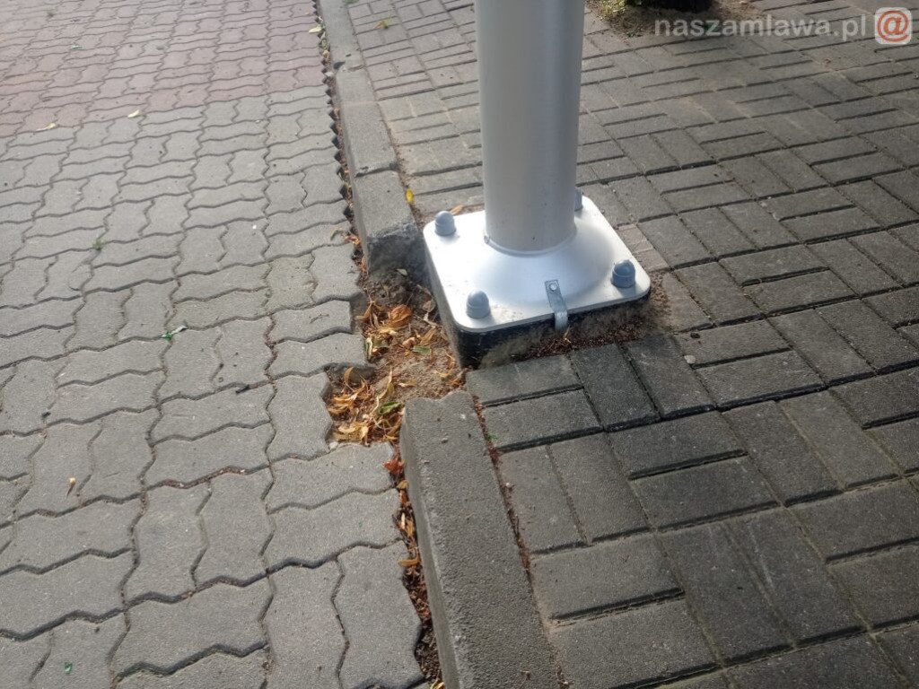 Tylko czekać aż latarnia się pochyli