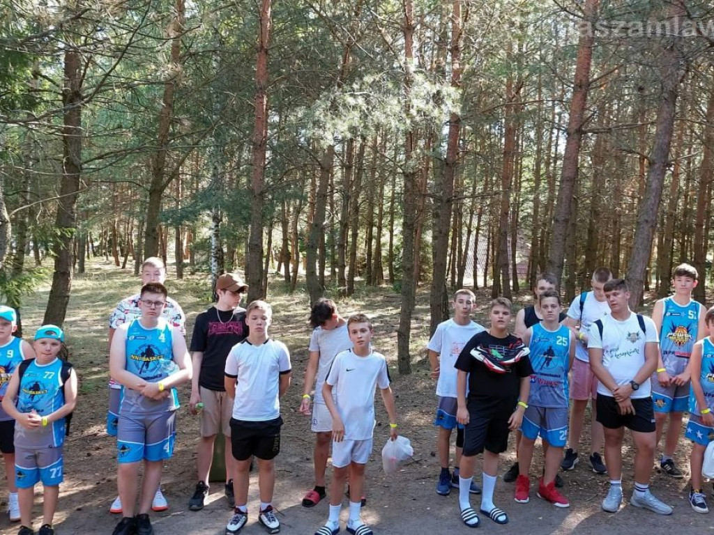 Młodzi koszykarze na obozie sportowym