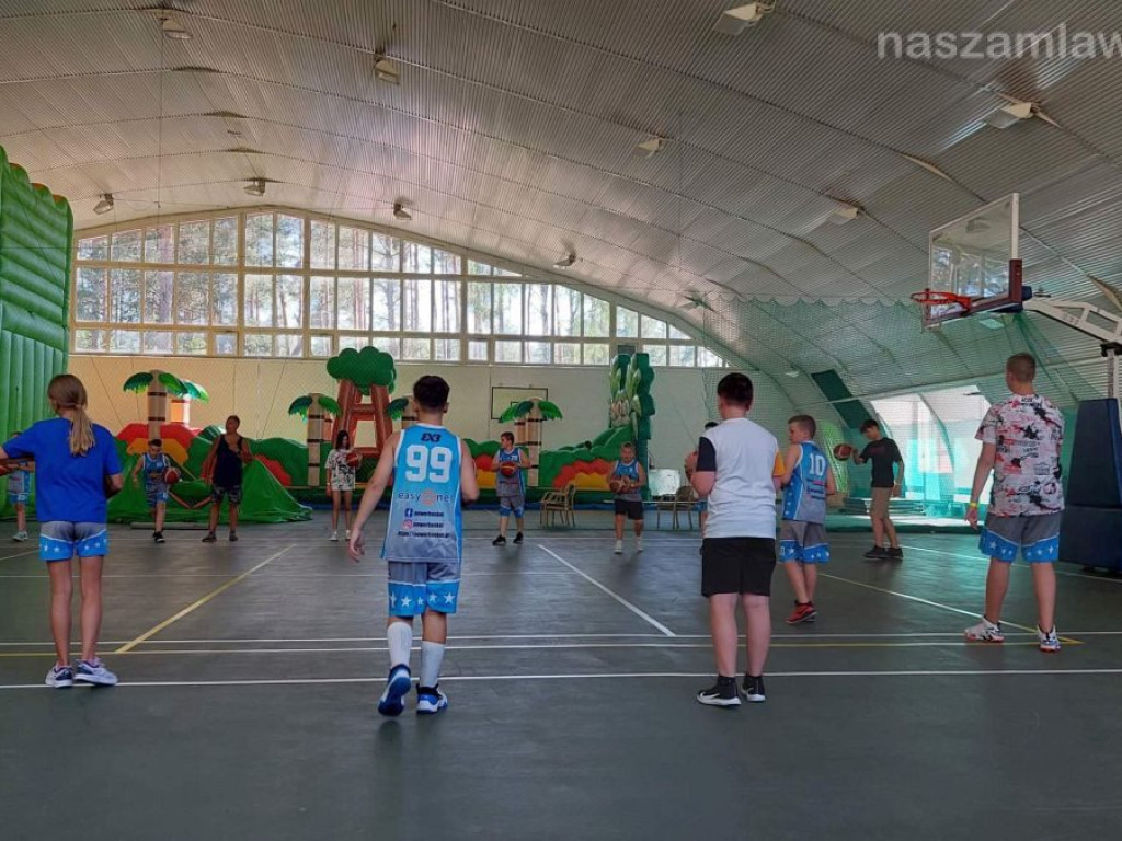 Młodzi koszykarze na obozie sportowym