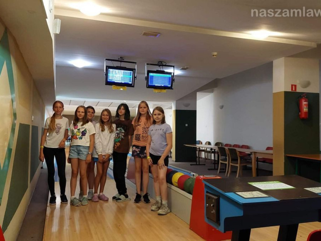 Młodzi koszykarze na obozie sportowym