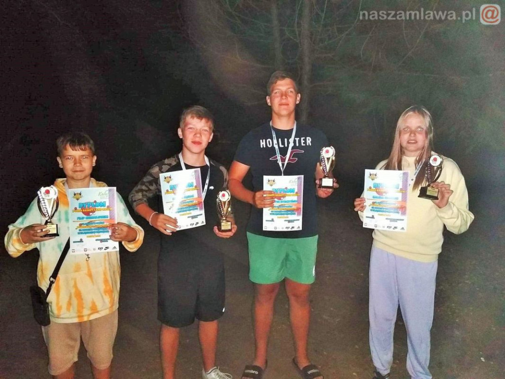 Młodzi koszykarze na obozie sportowym