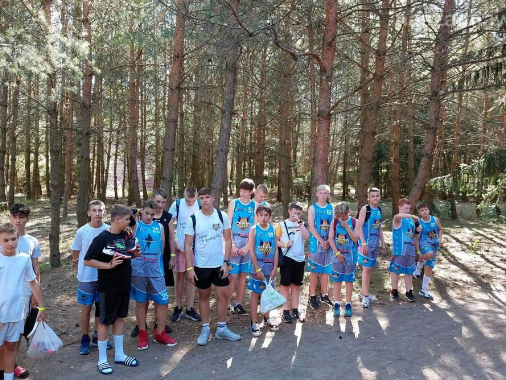 Młodzi koszykarze na obozie sportowym