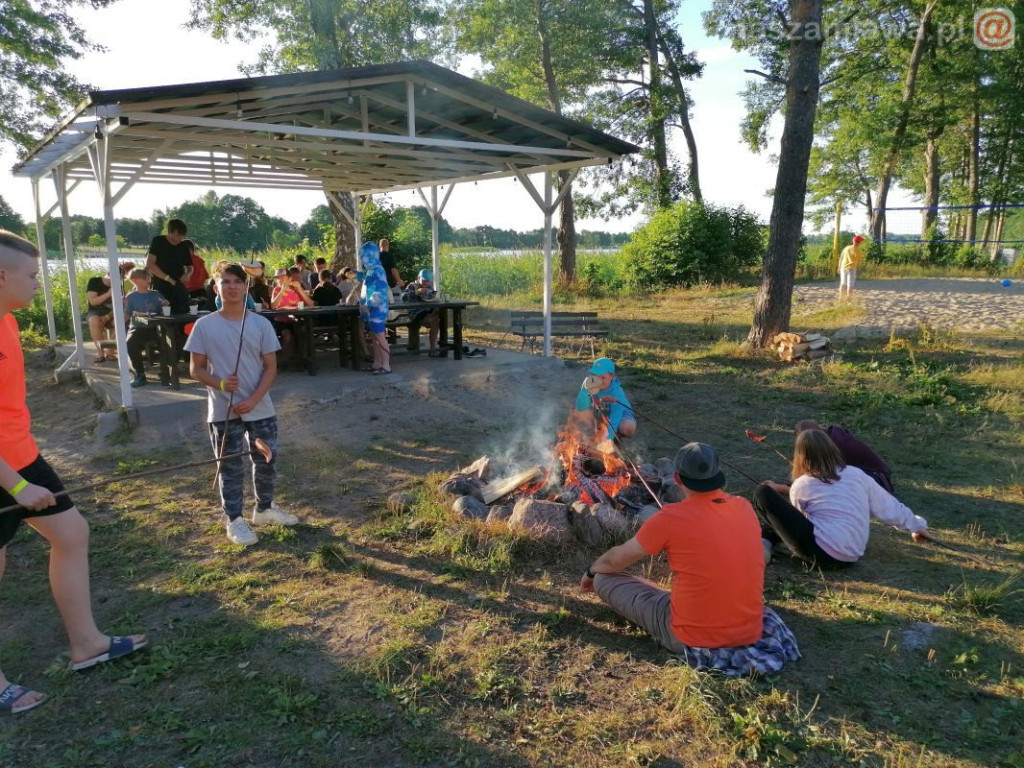 Młodzi koszykarze na obozie sportowym