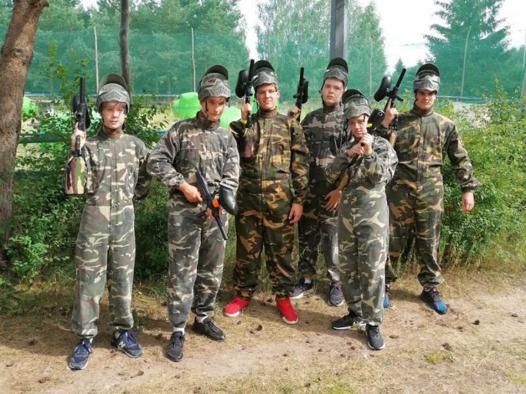 Młodzi koszykarze na obozie sportowym