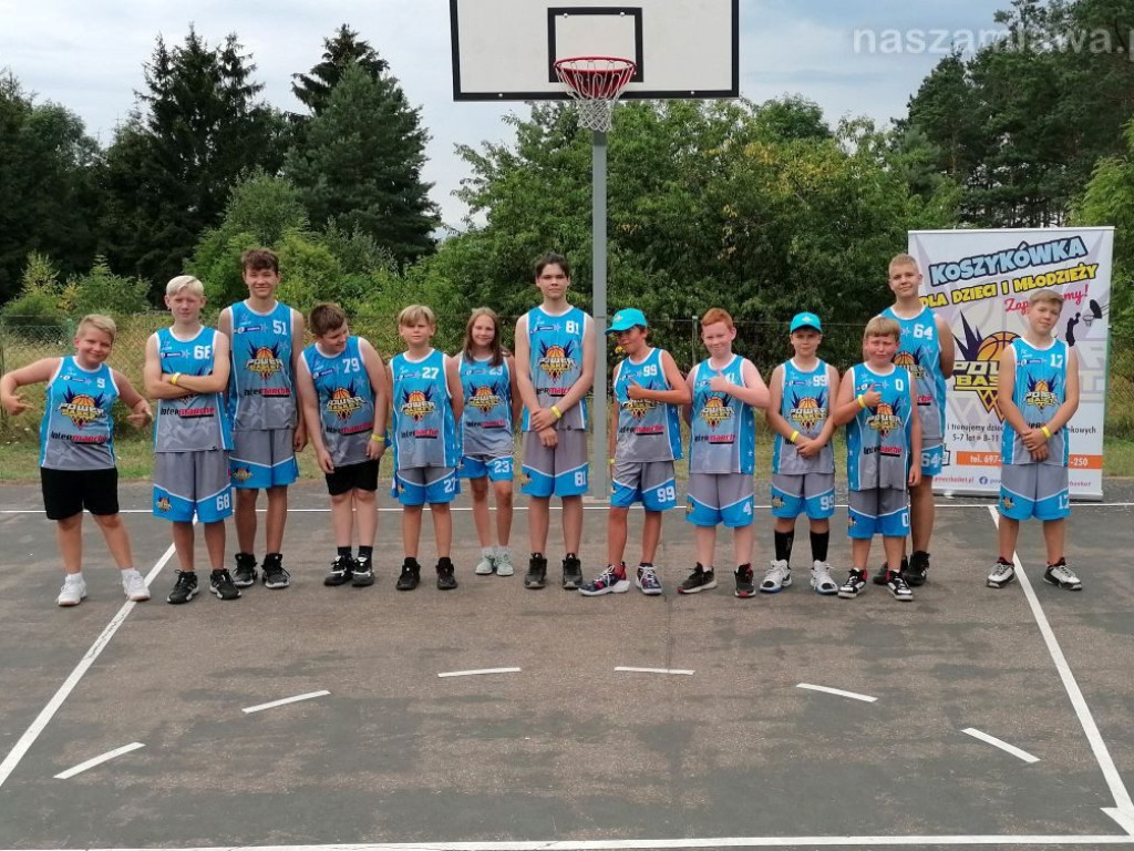 Młodzi koszykarze na obozie sportowym