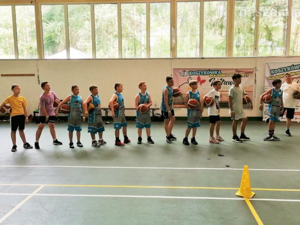 Młodzi koszykarze na obozie sportowym
