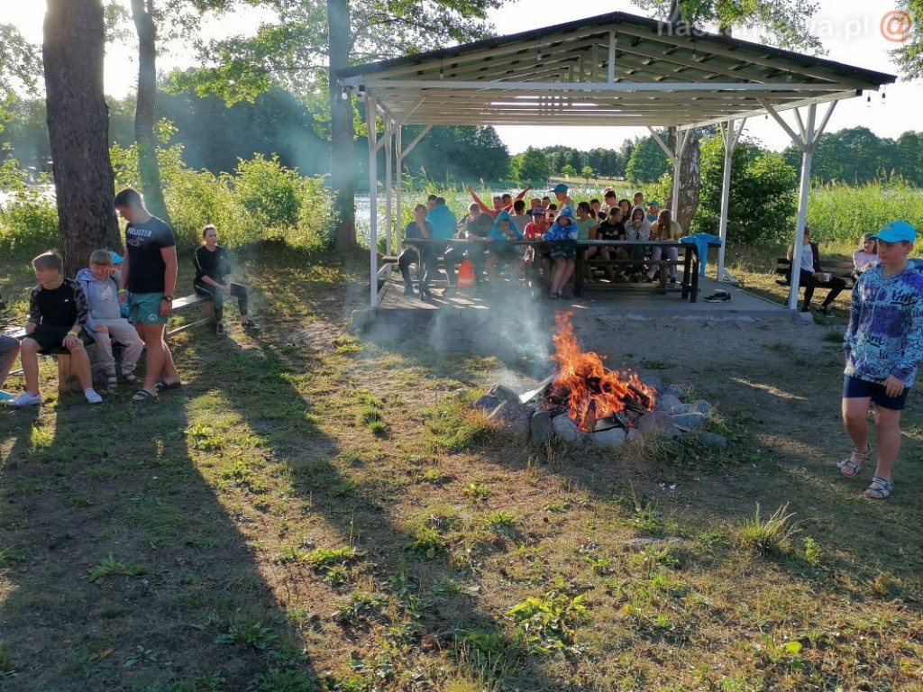 Młodzi koszykarze na obozie sportowym