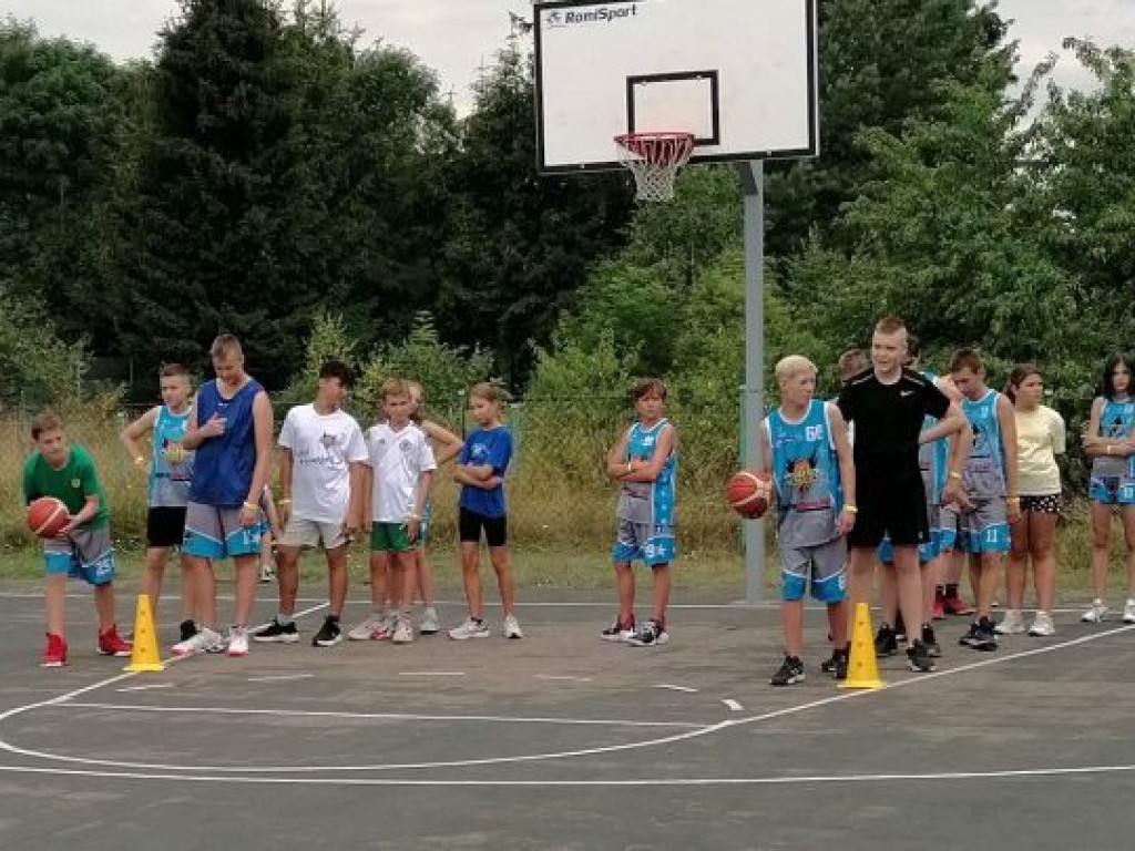Młodzi koszykarze na obozie sportowym