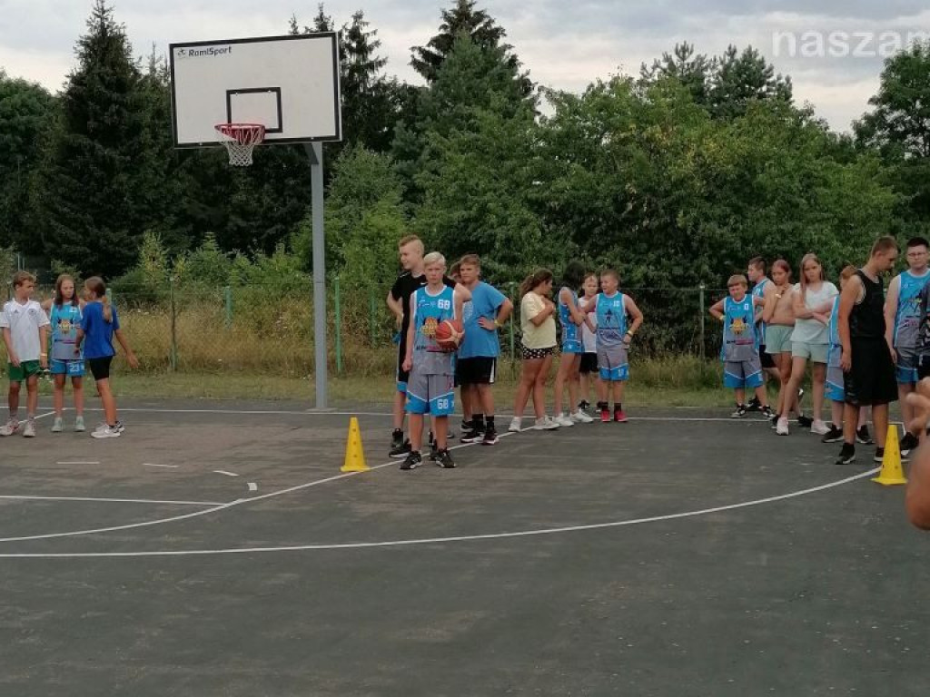 Młodzi koszykarze na obozie sportowym