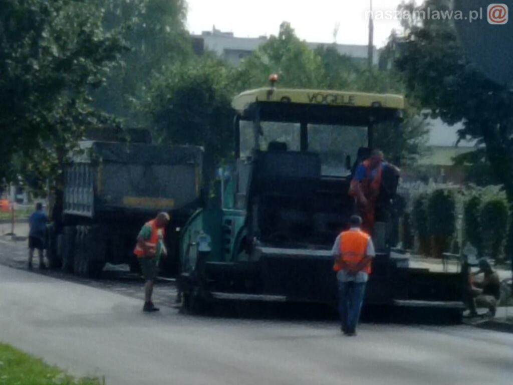 Leją asfalt na ul. Grzebskiego. Droga nieprzejezdna
