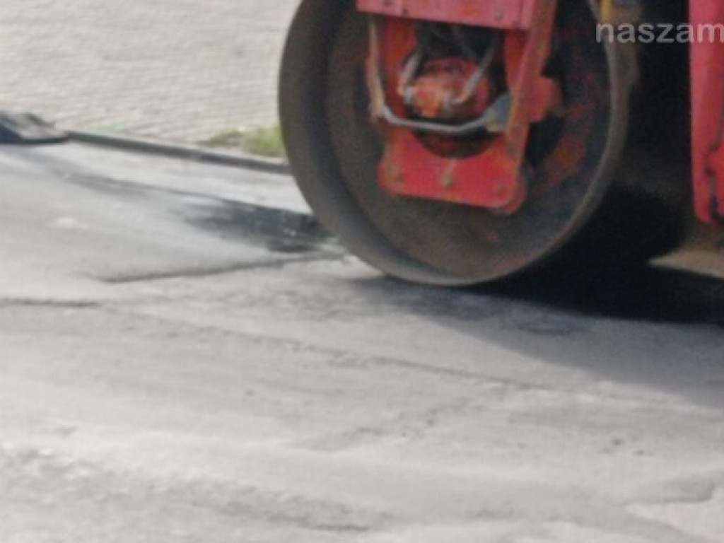 Leją asfalt na ul. Grzebskiego. Droga nieprzejezdna