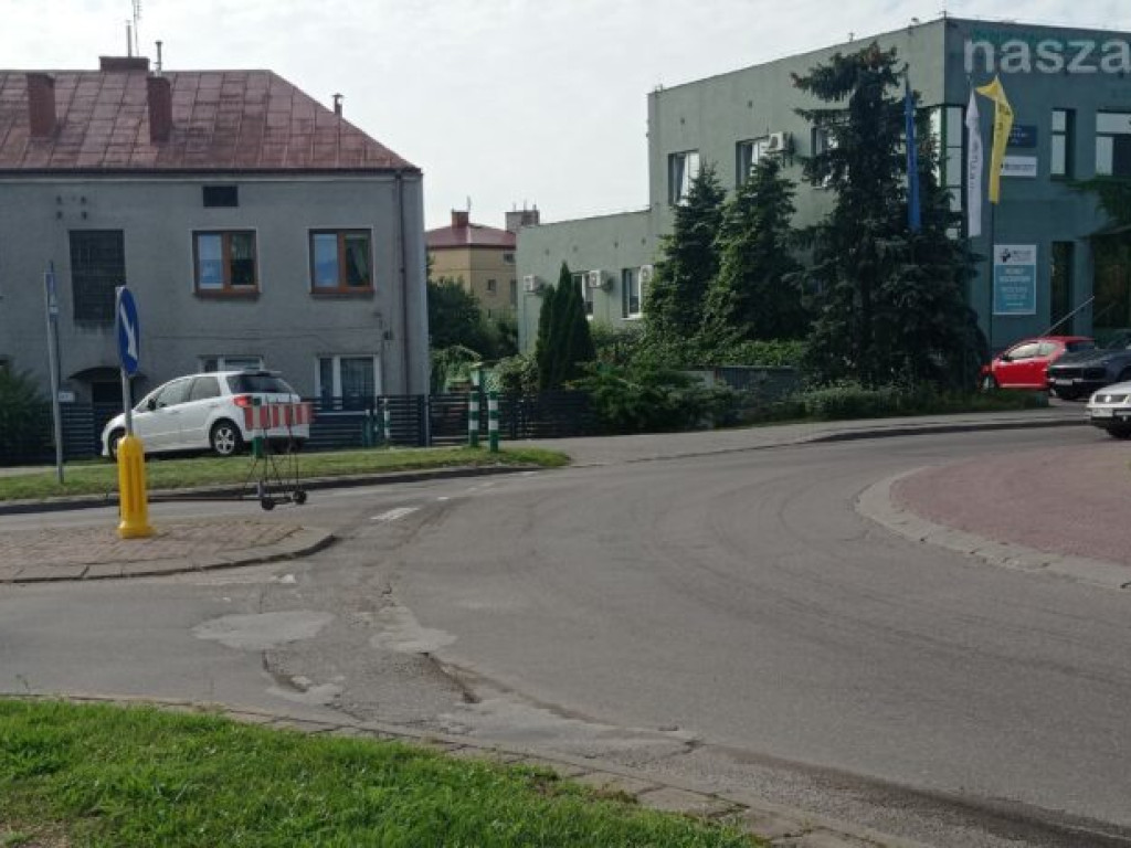 Leją asfalt na ul. Grzebskiego. Droga nieprzejezdna