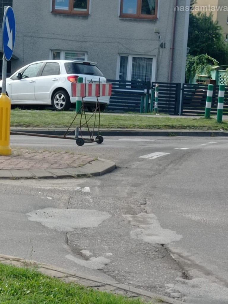 Leją asfalt na ul. Grzebskiego. Droga nieprzejezdna