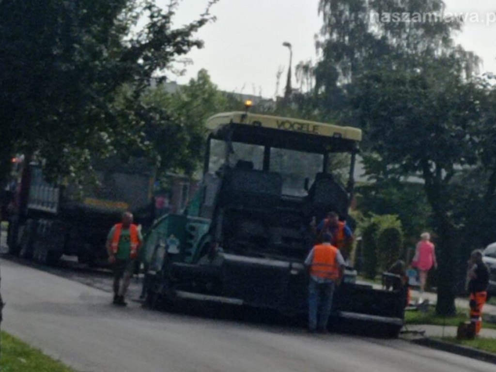 Leją asfalt na ul. Grzebskiego. Droga nieprzejezdna
