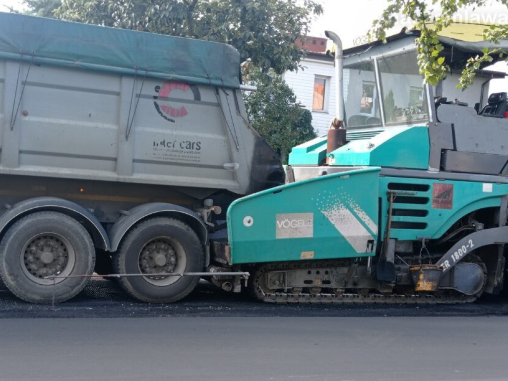 Leją asfalt na ul. Grzebskiego. Droga nieprzejezdna