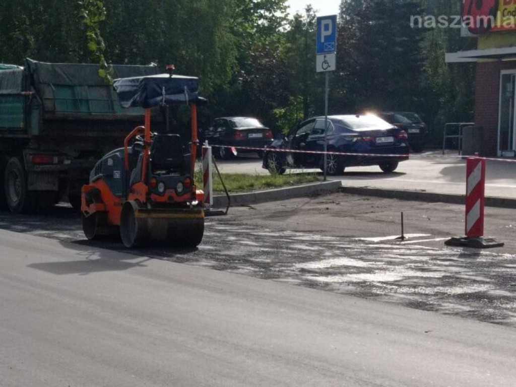 Leją asfalt na ul. Grzebskiego. Droga nieprzejezdna