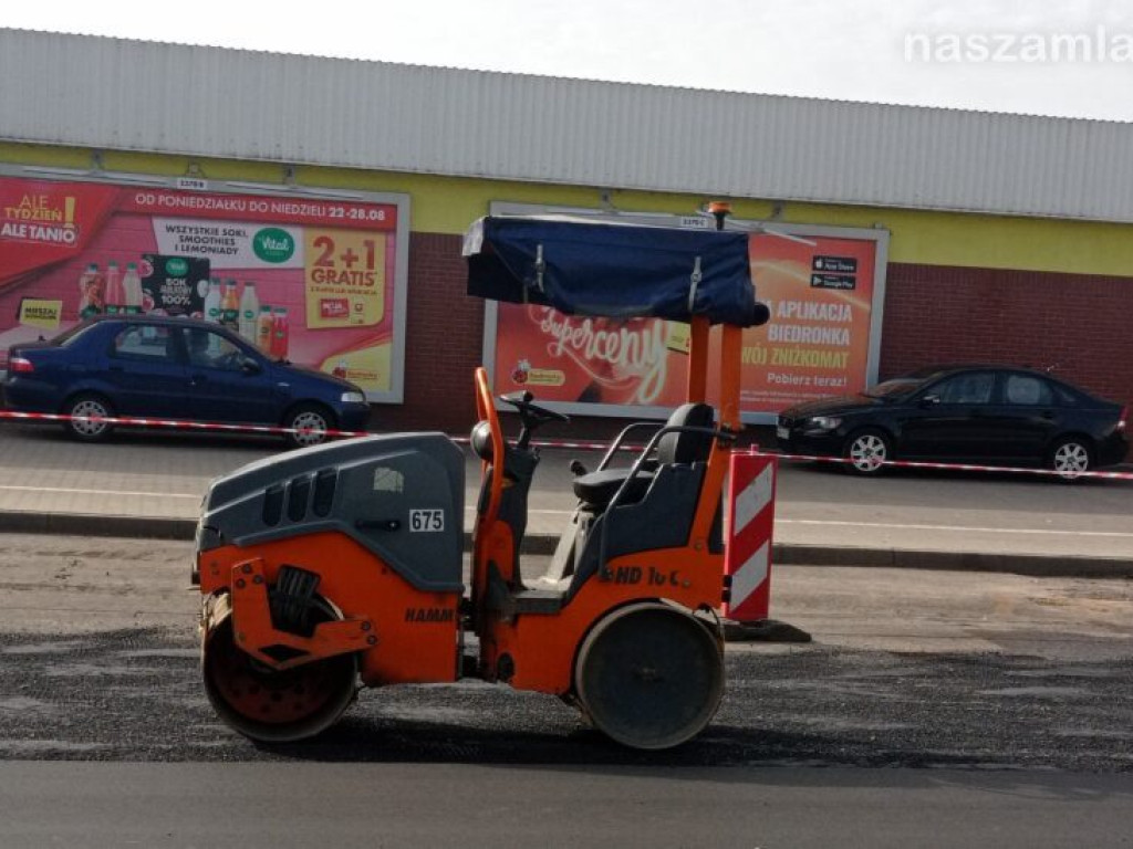 Leją asfalt na ul. Grzebskiego. Droga nieprzejezdna