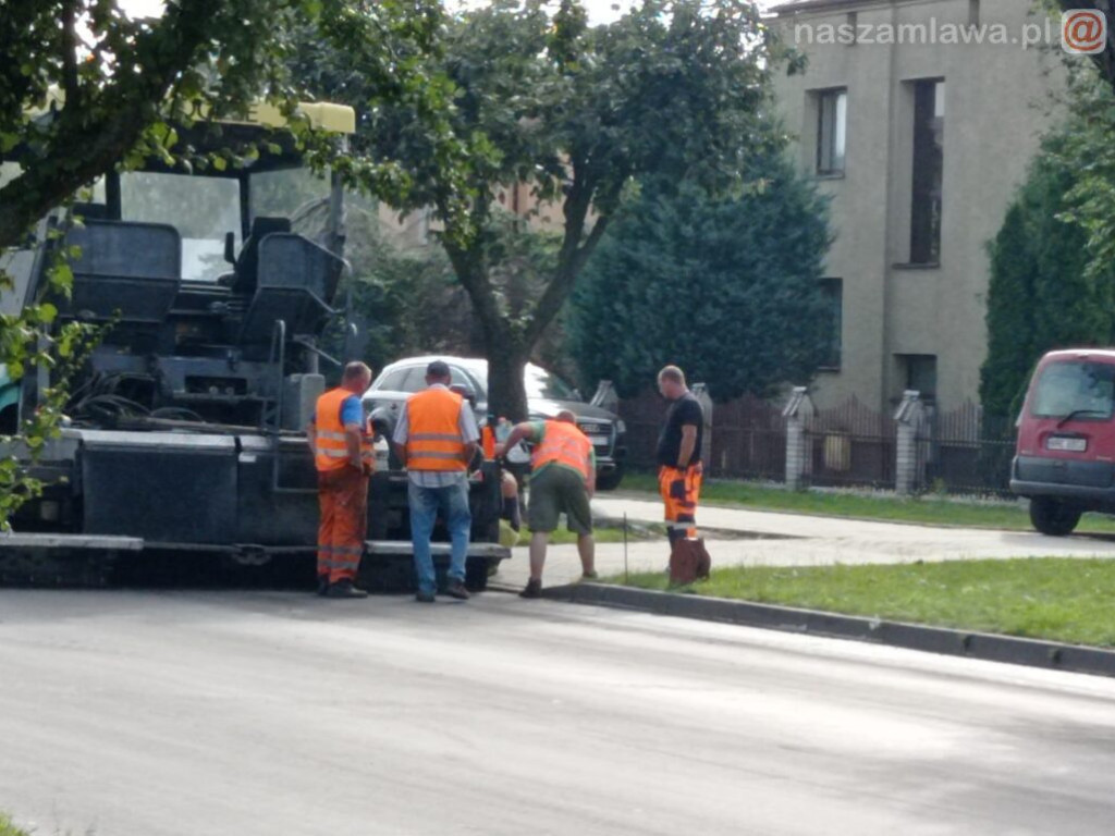 Leją asfalt na ul. Grzebskiego. Droga nieprzejezdna