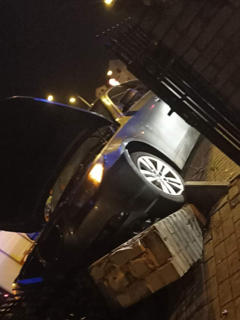 Przeleciał przez rondo i wbił się w ogrodzenie [ZDJĘCIA]