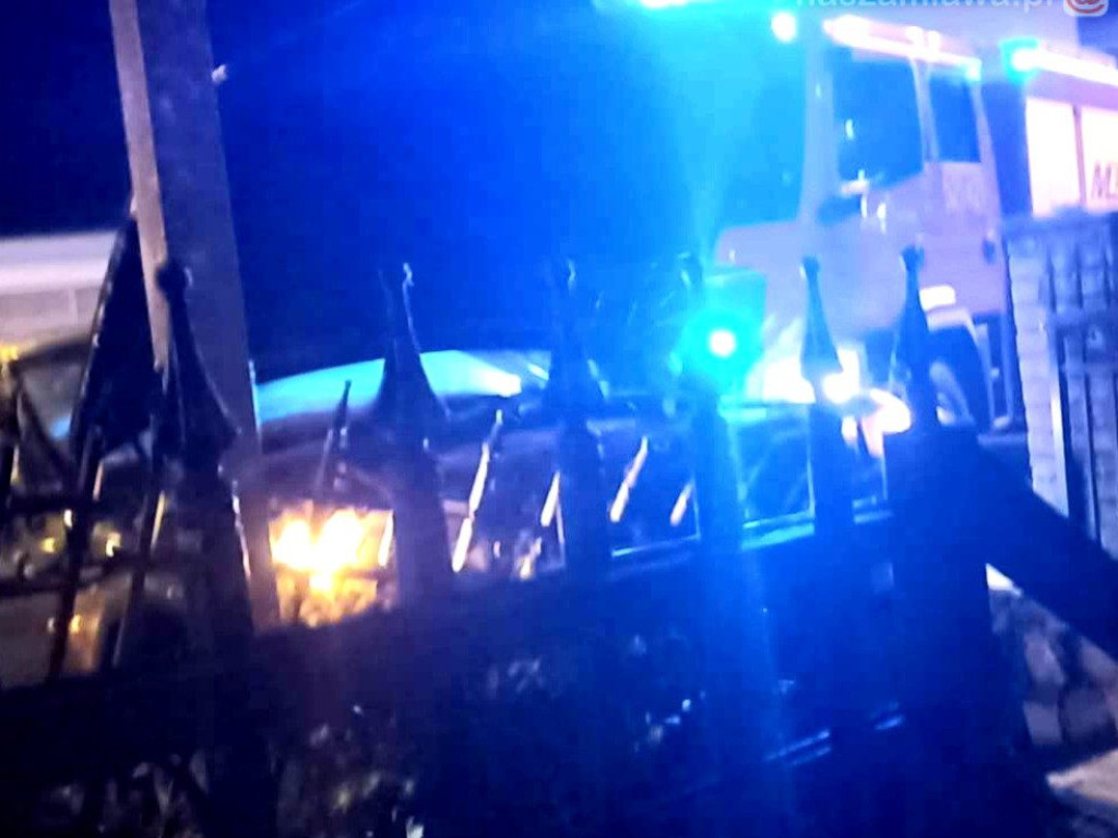 Przeleciał przez rondo i wbił się w ogrodzenie [ZDJĘCIA]