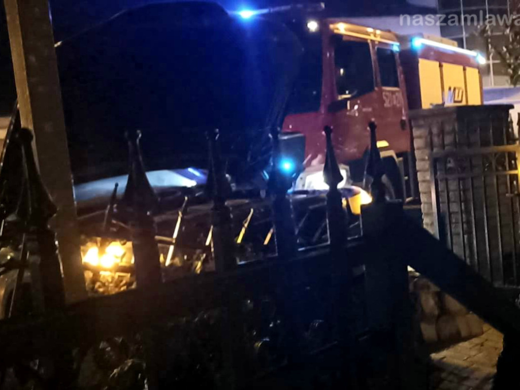 Przeleciał przez rondo i wbił się w ogrodzenie [ZDJĘCIA]