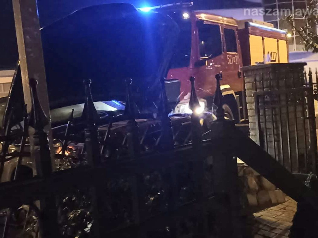 Przeleciał przez rondo i wbił się w ogrodzenie [ZDJĘCIA]