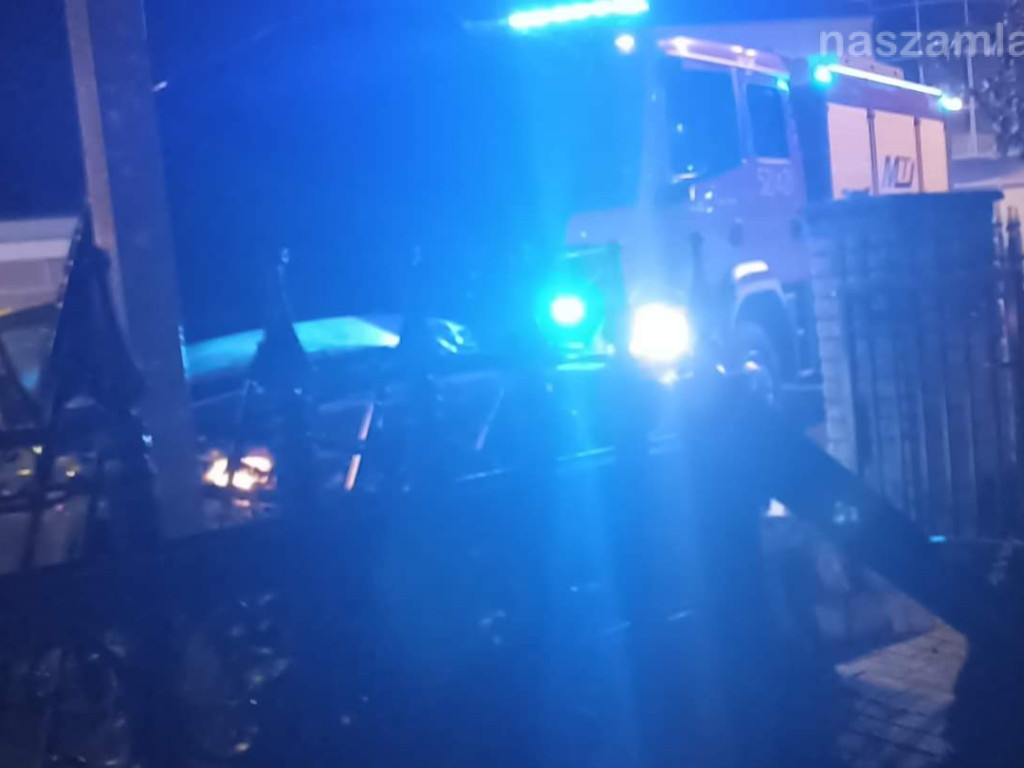 Przeleciał przez rondo i wbił się w ogrodzenie [ZDJĘCIA]