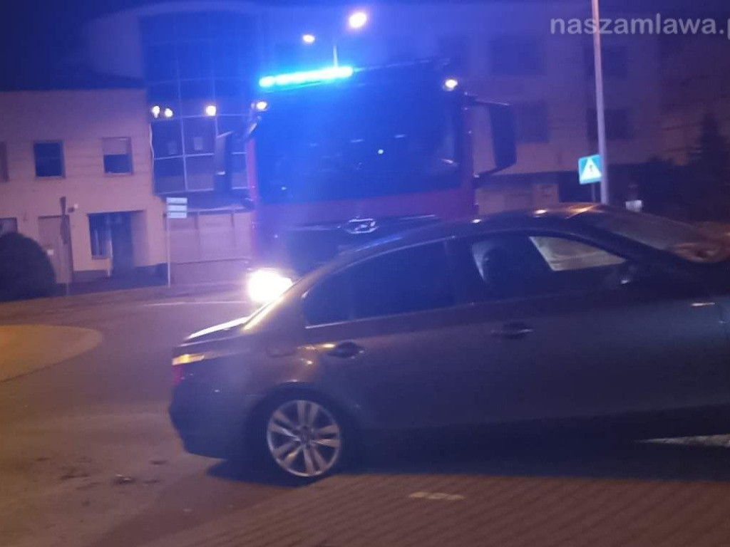 Przeleciał przez rondo i wbił się w ogrodzenie [ZDJĘCIA]