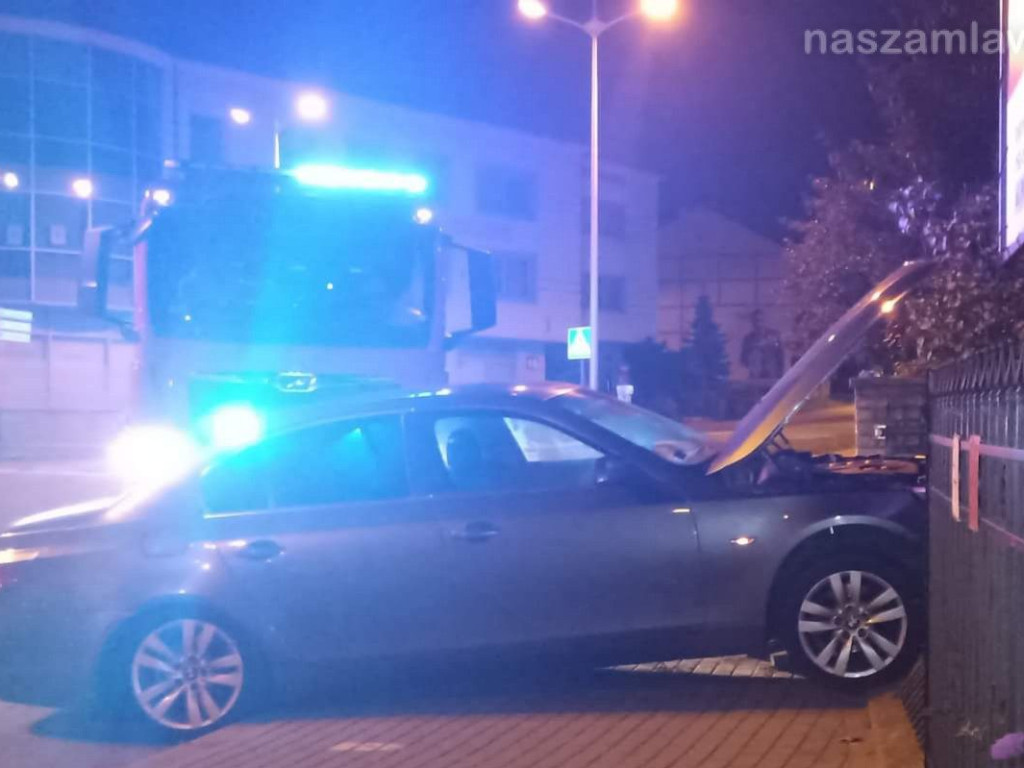 Przeleciał przez rondo i wbił się w ogrodzenie [ZDJĘCIA]