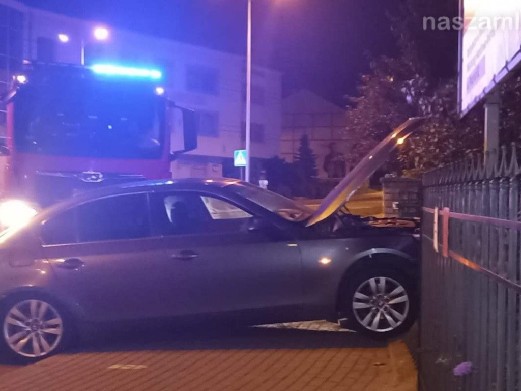 Przeleciał przez rondo i wbił się w ogrodzenie [ZDJĘCIA]