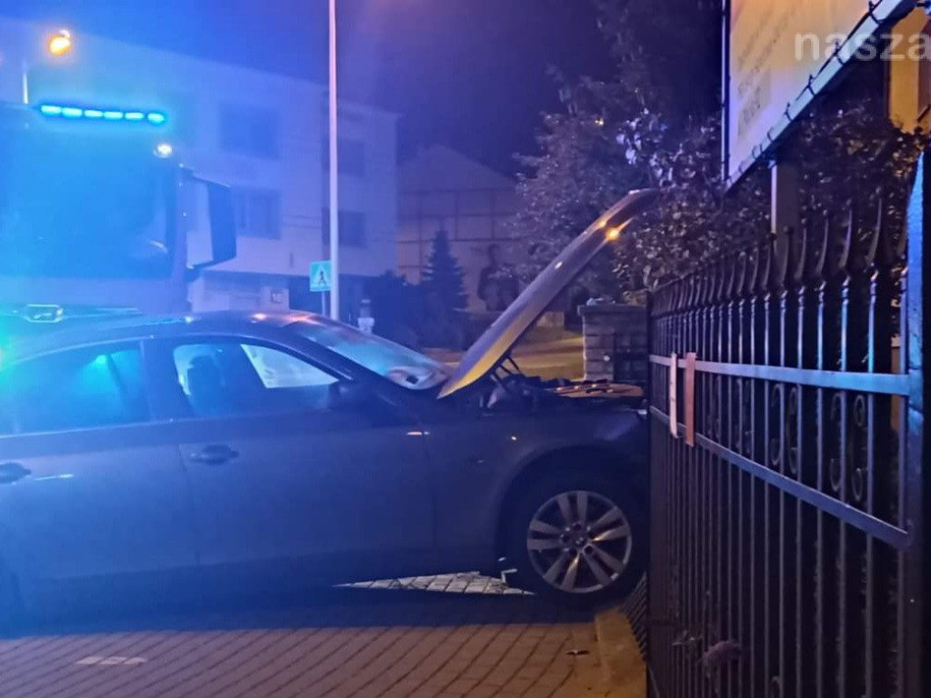 Przeleciał przez rondo i wbił się w ogrodzenie [ZDJĘCIA]