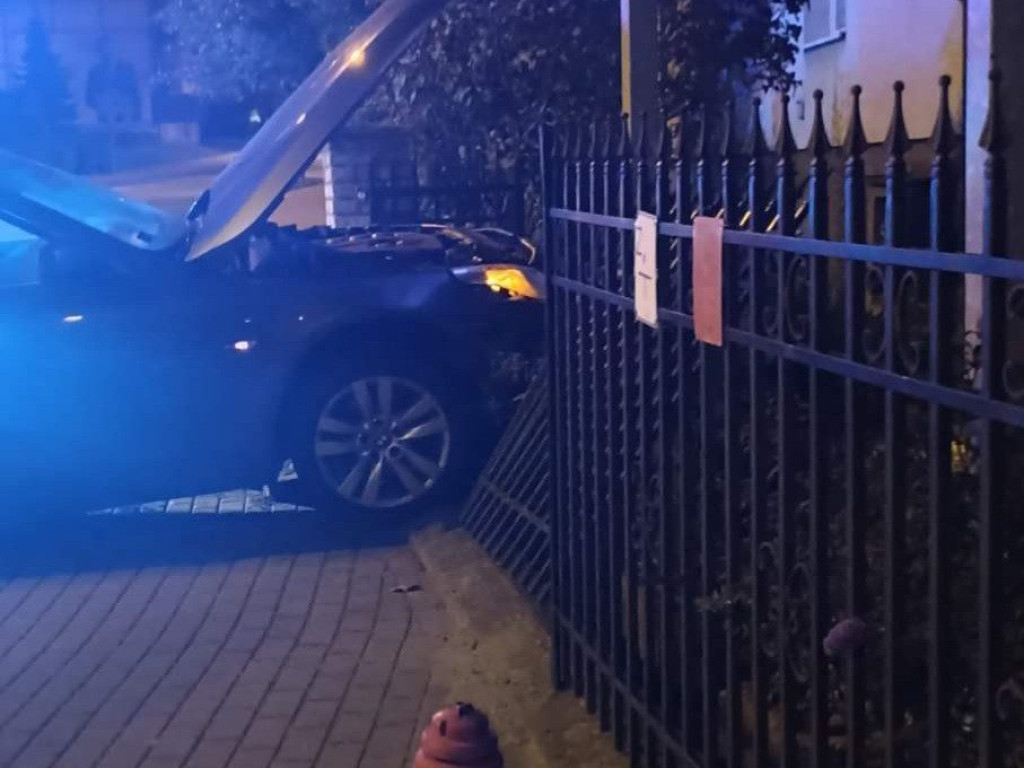 Przeleciał przez rondo i wbił się w ogrodzenie [ZDJĘCIA]