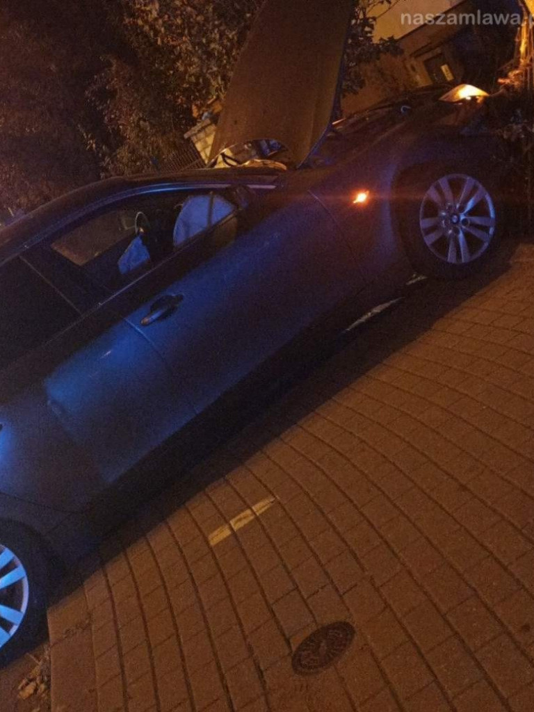 Przeleciał przez rondo i wbił się w ogrodzenie [ZDJĘCIA]
