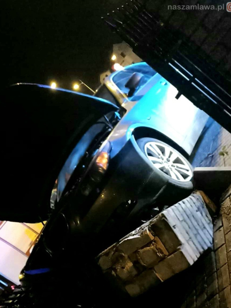 BMW kierował 19-latek z Ukrainy. Przeleciał przez rondo i wbił się w ogrodzenie
