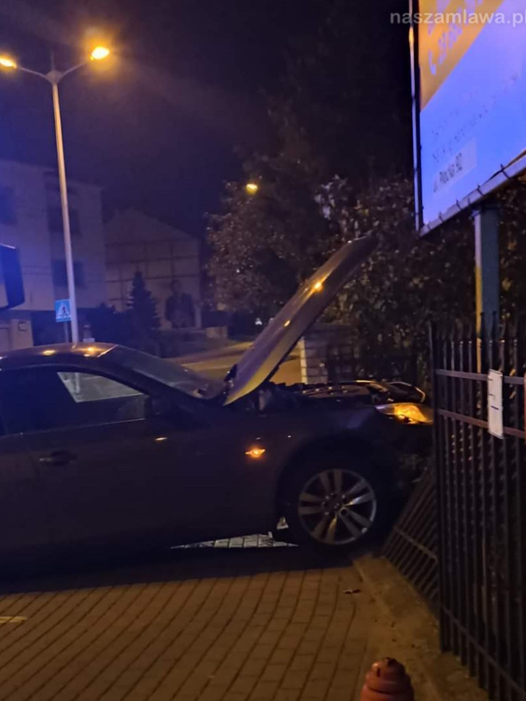 BMW kierował 19-latek z Ukrainy. Przeleciał przez rondo i wbił się w ogrodzenie