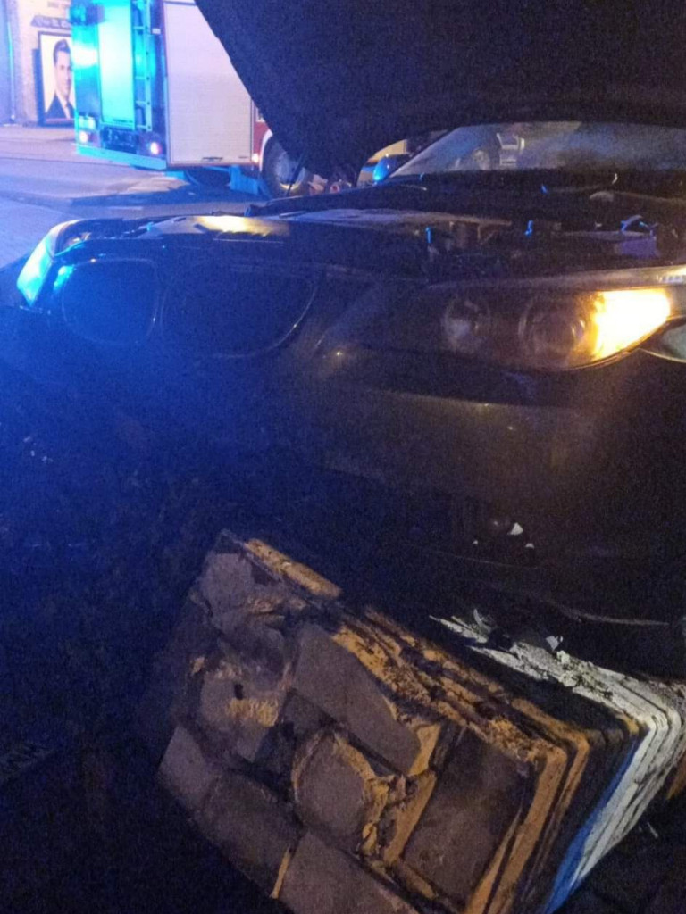 BMW kierował 19-latek z Ukrainy. Przeleciał przez rondo i wbił się w ogrodzenie