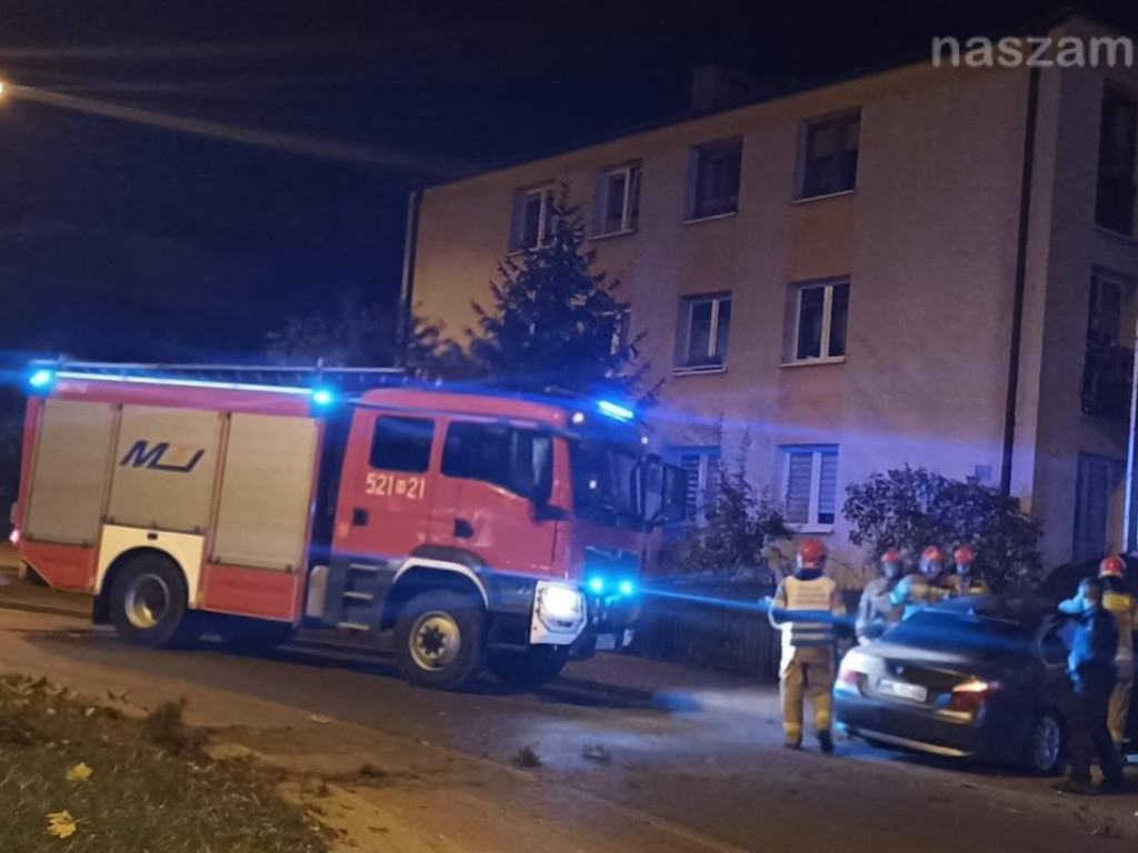 BMW kierował 19-latek z Ukrainy. Przeleciał przez rondo i wbił się w ogrodzenie