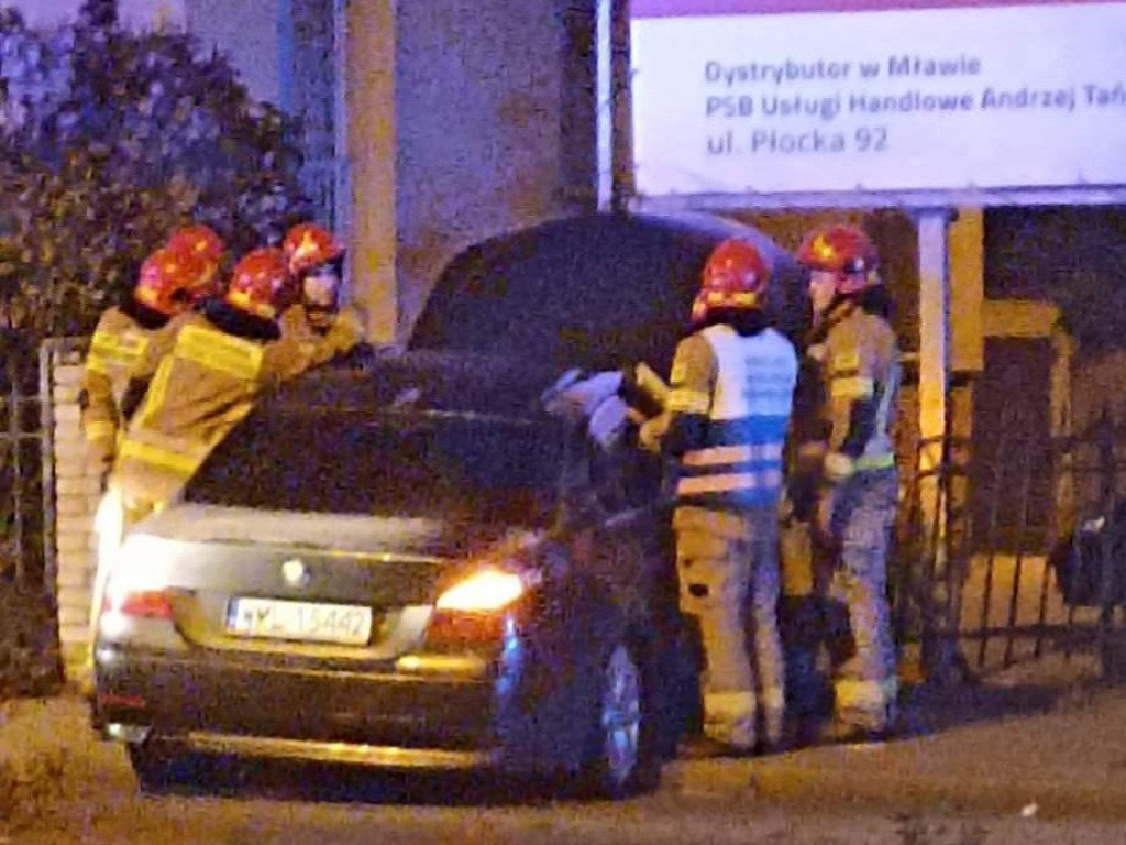BMW kierował 19-latek z Ukrainy. Przeleciał przez rondo i wbił się w ogrodzenie