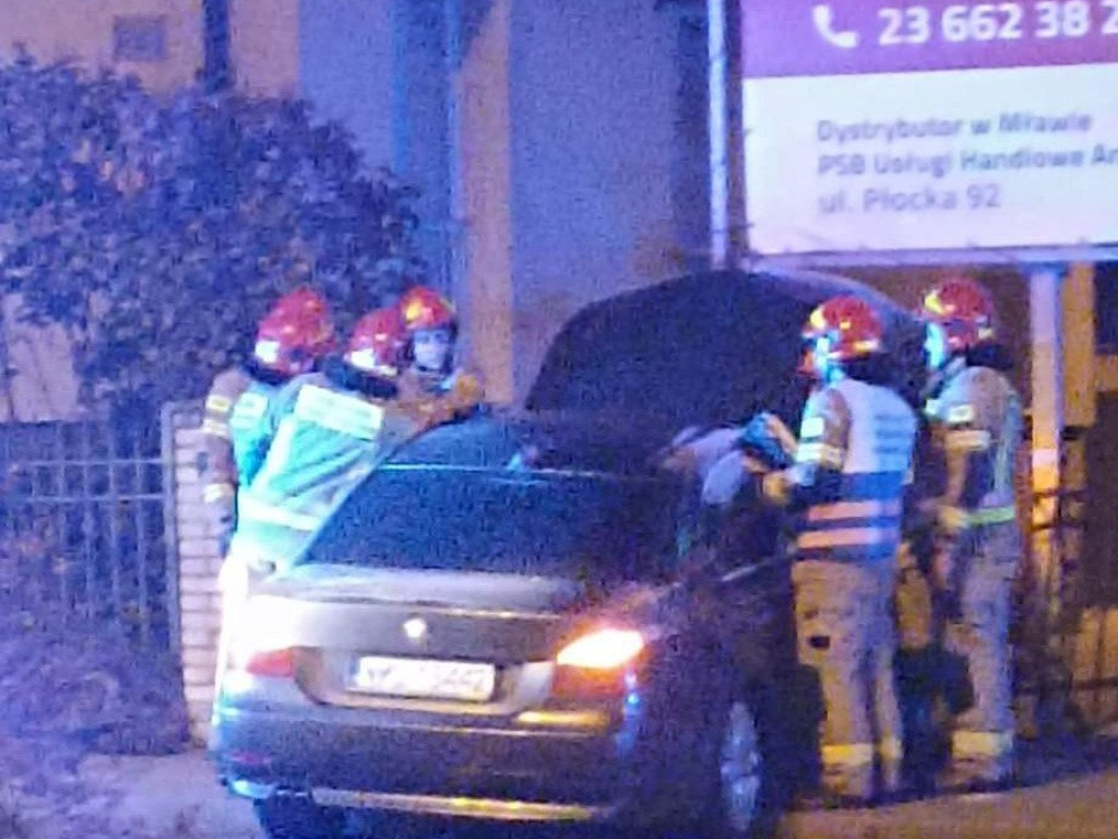 BMW kierował 19-latek z Ukrainy. Przeleciał przez rondo i wbił się w ogrodzenie