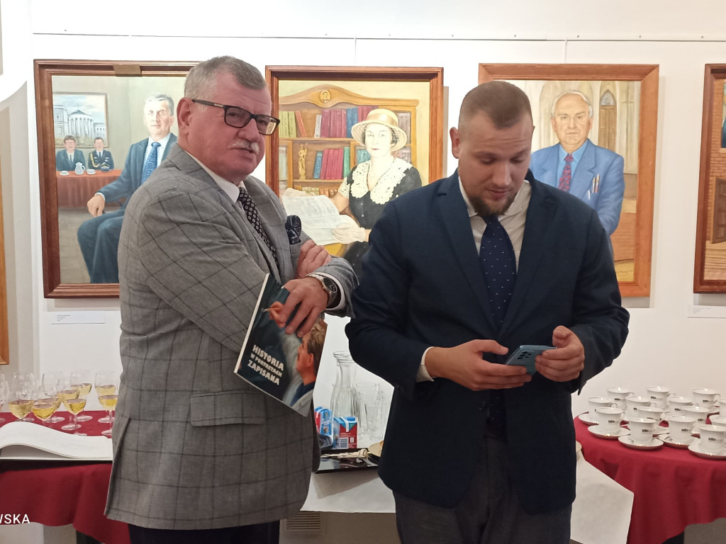 Mławianin prezentuje prace w stołecznej Galerii Brama Bielańska