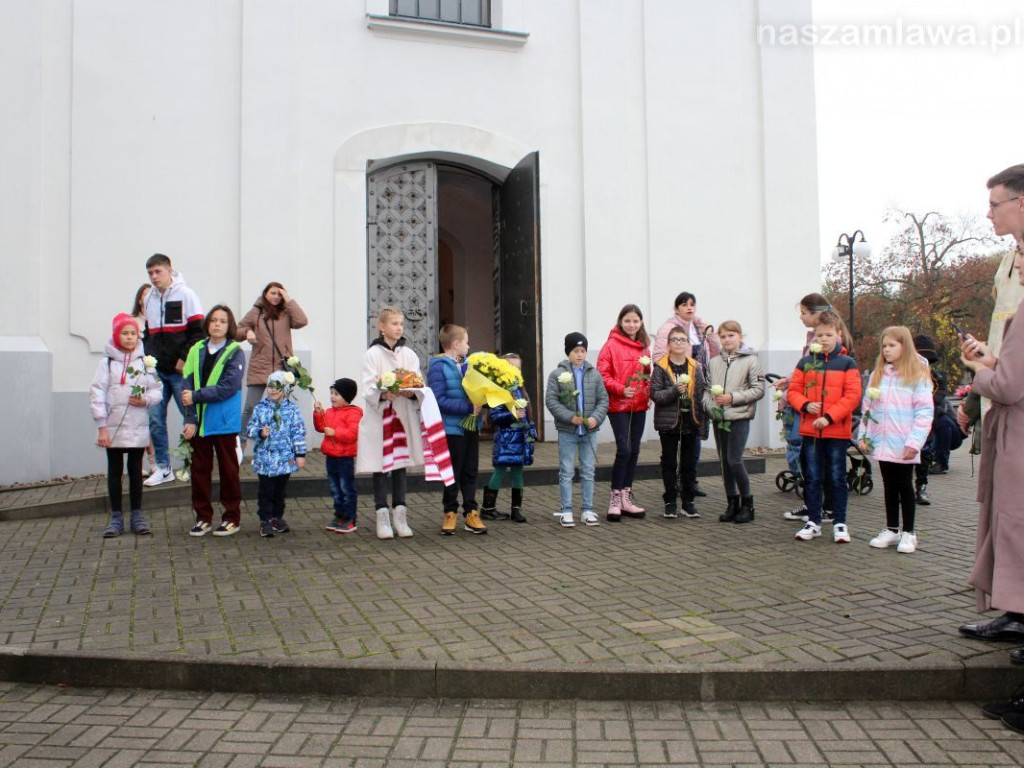 Niezwykła msza na cmentarzu. 