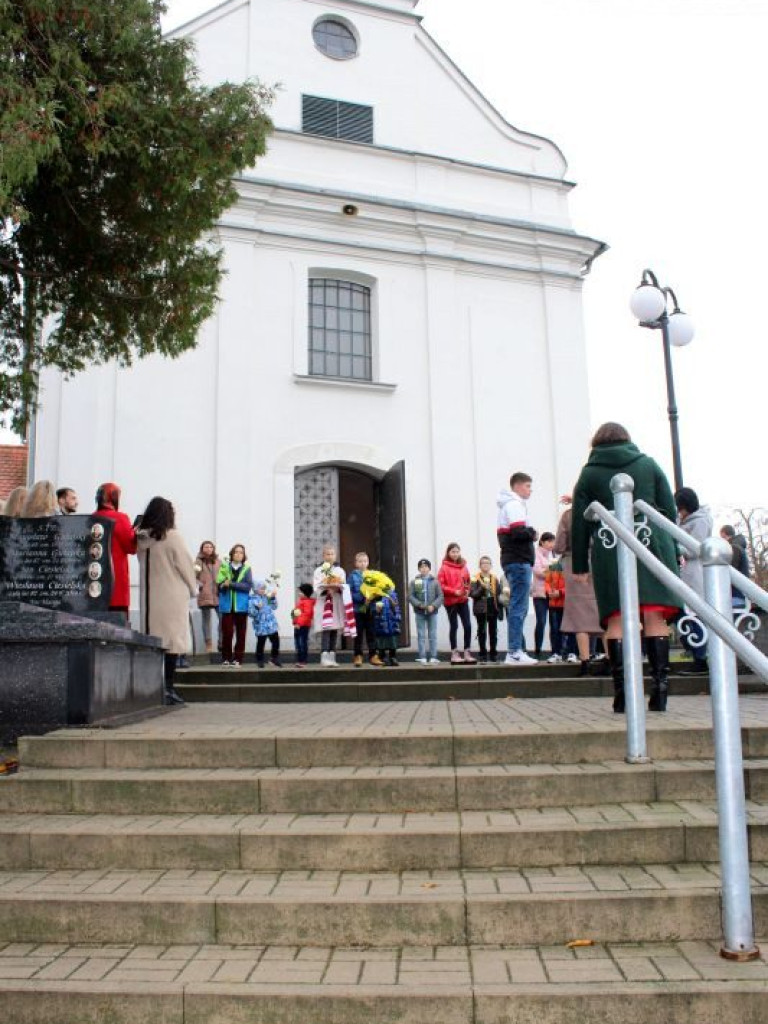 Niezwykła msza na cmentarzu. 