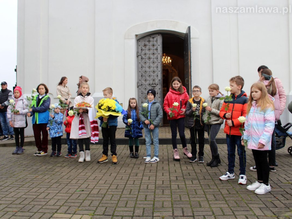 Niezwykła msza na cmentarzu. 