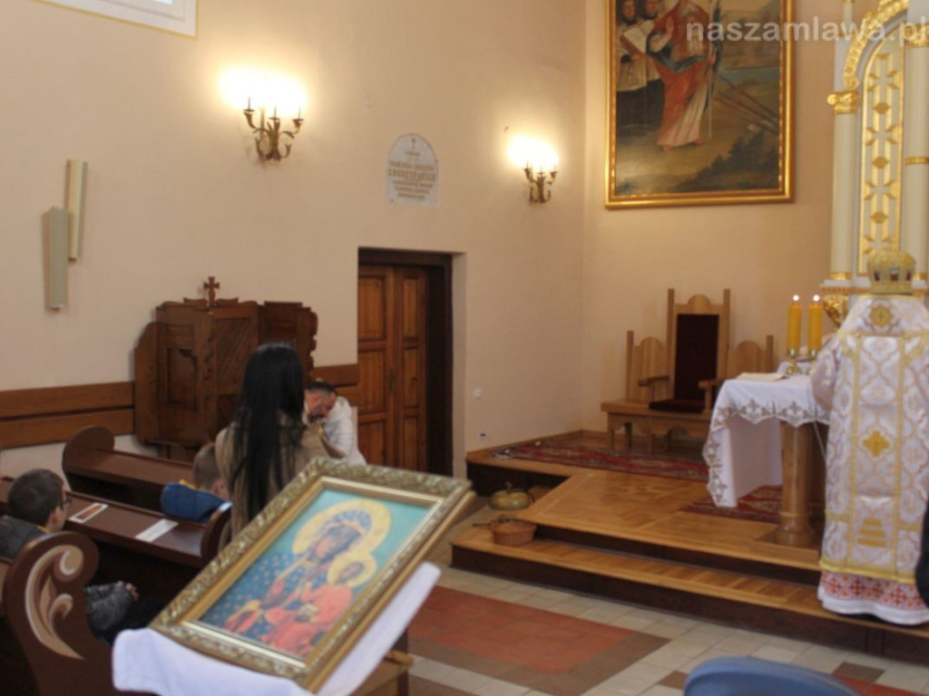 Niezwykła msza na cmentarzu. 