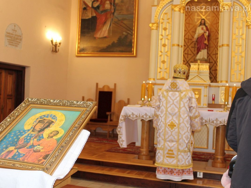 Niezwykła msza na cmentarzu. 