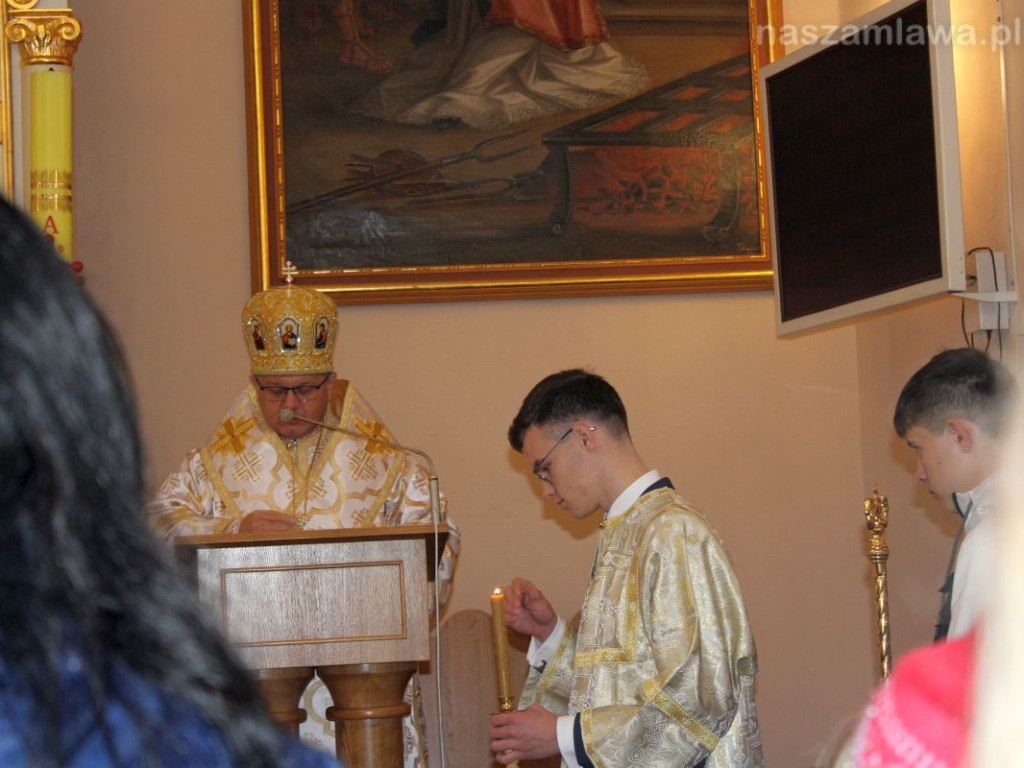 Niezwykła msza na cmentarzu. 